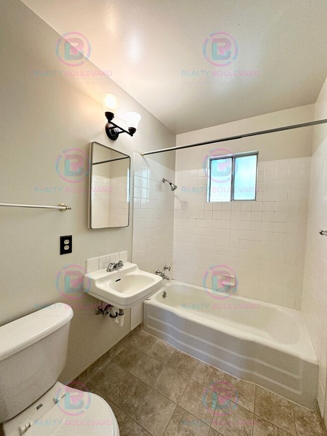 Building Photo - Delightful One-Bedroom + Office Near Idlew...