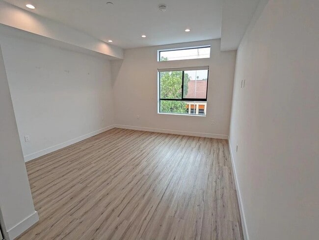 Building Photo - 338 Mariposa Ave