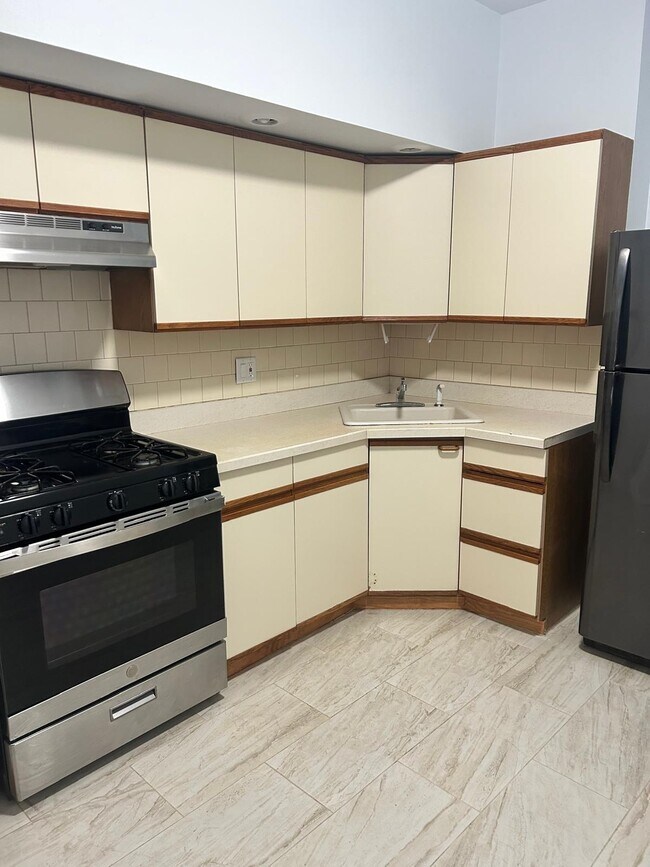 Building Photo - 61 65th St