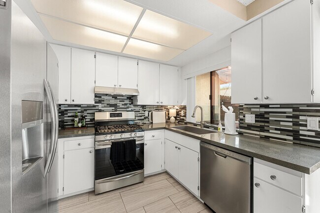 Building Photo - 2074 N Mira Vista Way