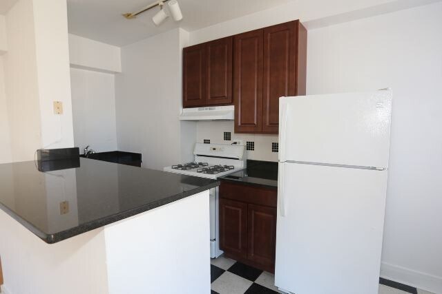 Building Photo - 941 W Carmen Ave