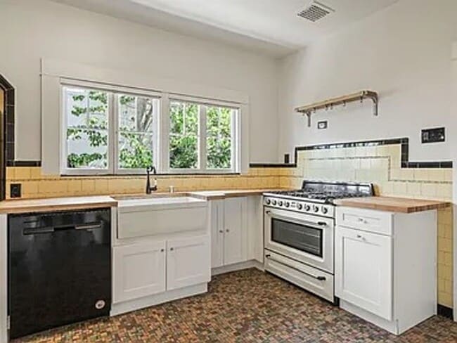 Building Photo - Beautiful vintage home