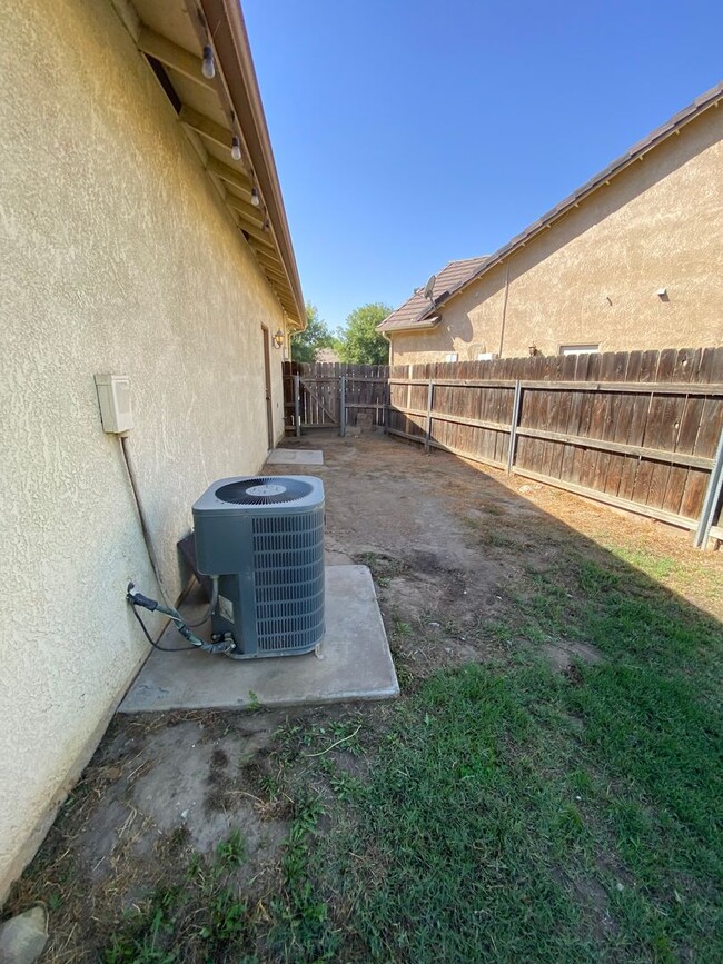 Building Photo - Tulare home for rent