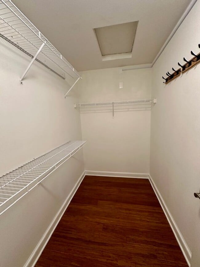 Building Photo - Beautifully Updated 2 Bedroom Condo