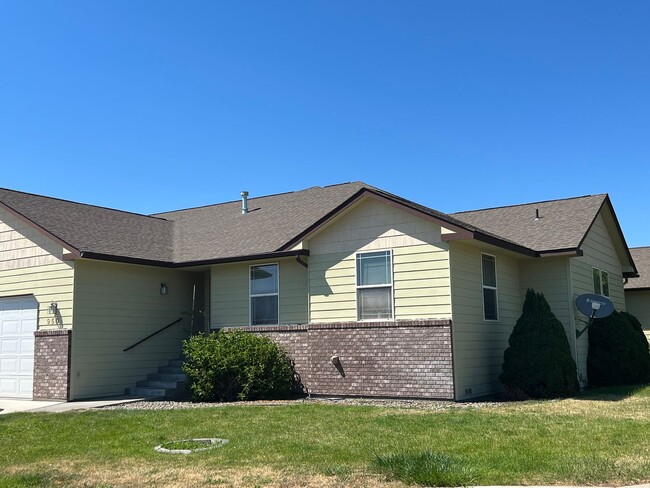 Building Photo - Beautiful West Valley Home