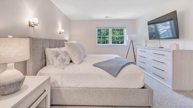 Building Photo - 10 Leland Ln