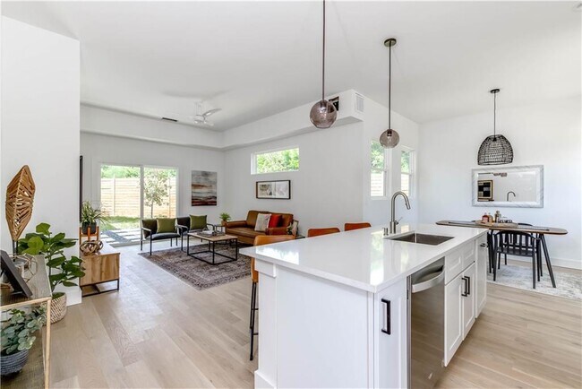 Building Photo - 4800 Vinson Dr