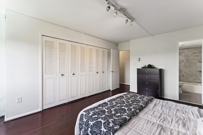 Building Photo - Great 2 Bedroom 2 Bath in Van Ness DC!
