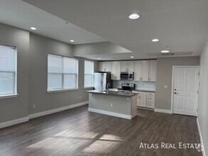 Building Photo - Beautiful 2 Bed 2 Bath Corner Apartment on...