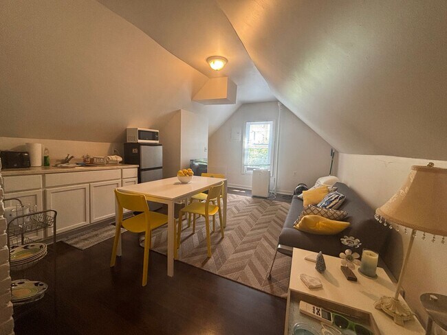 Building Photo - Buckingham11710