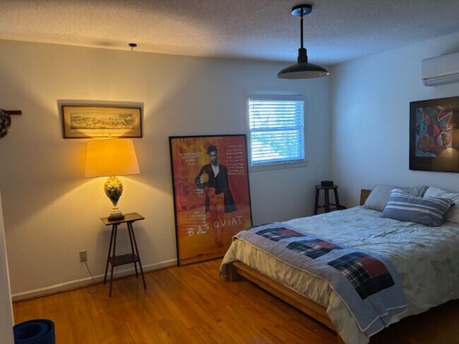 Building Photo - Fully furnished 1 bedroom 1 bath garage ap...