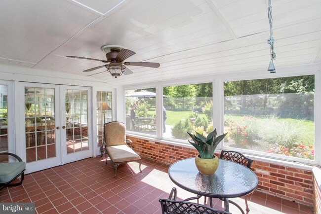 Building Photo - 67 Townview Dr