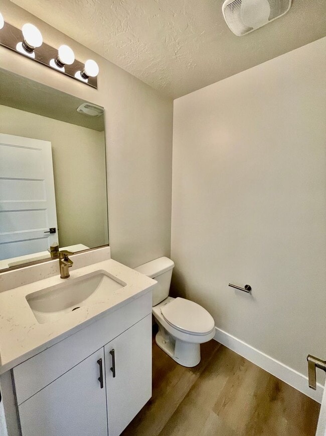 Building Photo - 632 Elmbrook