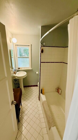 Building Photo - 941 Robinson St