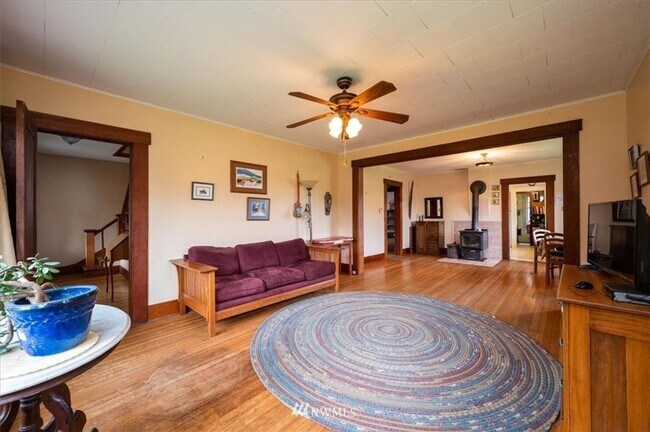 Building Photo - 3 Bedroom 1800 sq ft Cute Farm House with ...