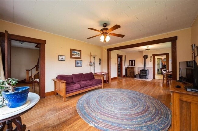 Building Photo - 3 Bedroom 1800 sq ft Cute Farm House with Acreage for Animals/Livestock