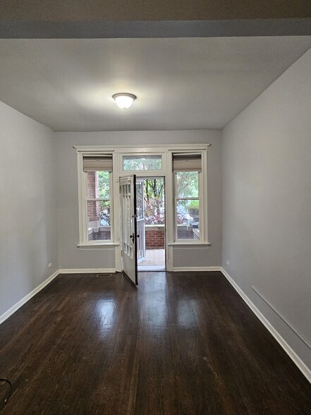 upstairs family/living area - 2249 W Iowa St