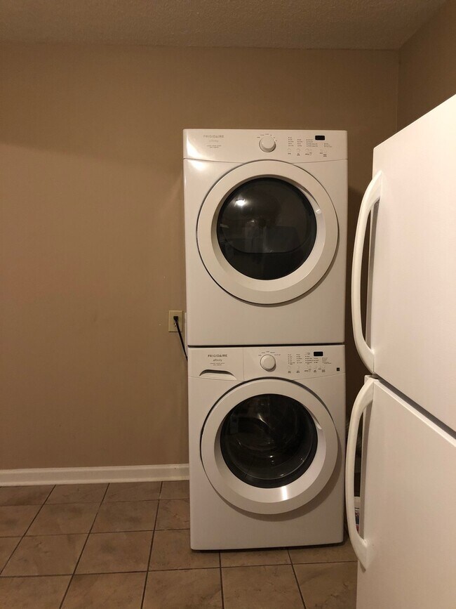 Building Photo - 501 N Bradford Ave