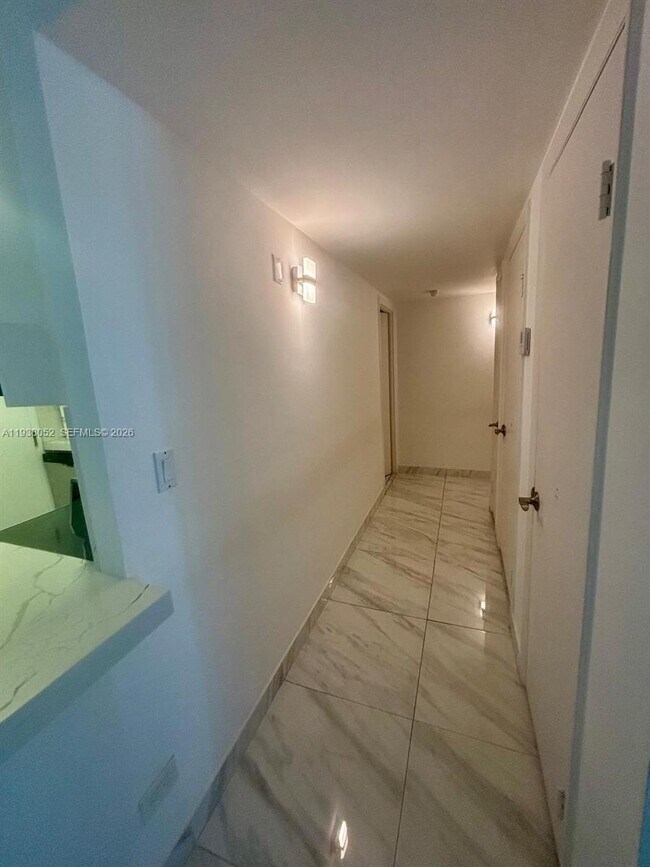 Building Photo - 10101 E Bay Harbor Dr