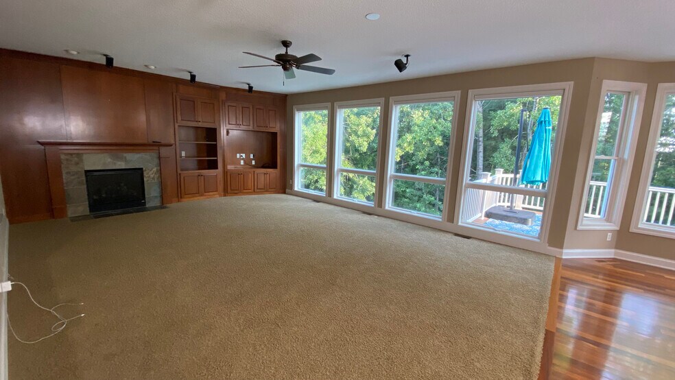 Building Photo - 10694 Maple Blvd