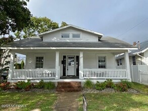 Building Photo - 320 18th Ave