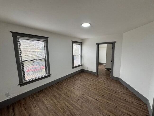 Building Photo - 2 Bedroom 1 Bath Duplex Upper Unit in Tacoma!