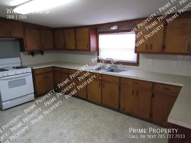 Building Photo - Willow 200 S-