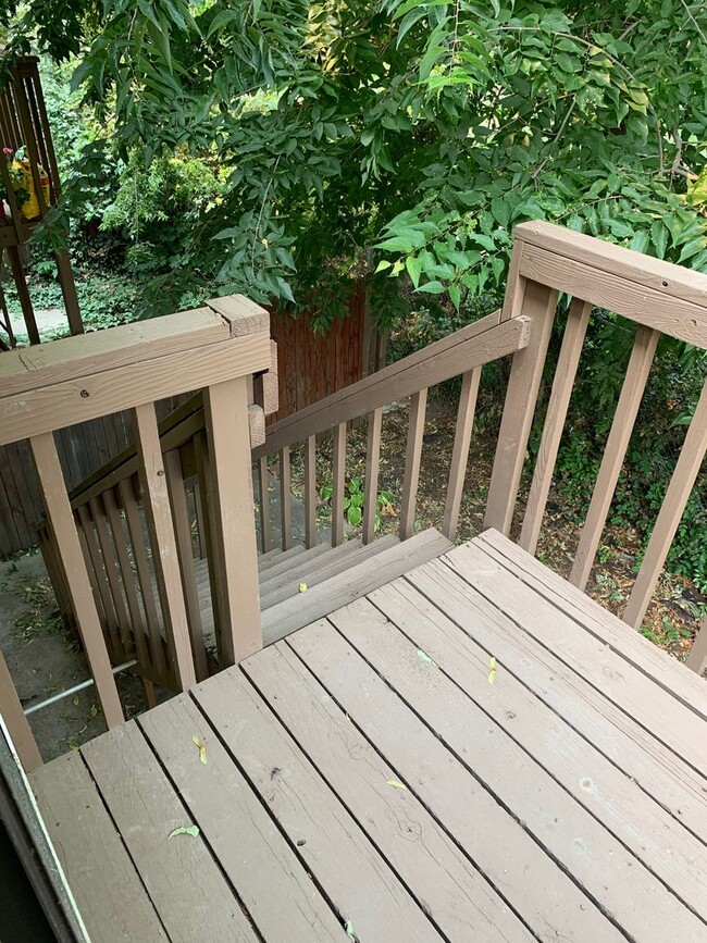 Building Photo - 2 bedroom 1.5 bath. Downtown Townhome Clos...