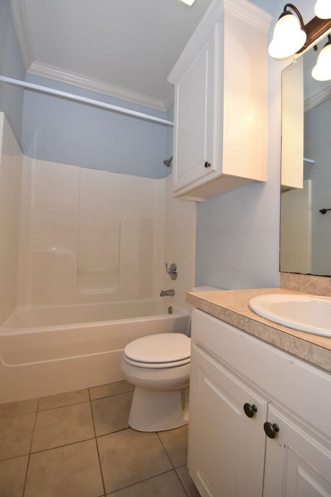 Building Photo - Spacious 3 Bedroom, 2 Bath Home