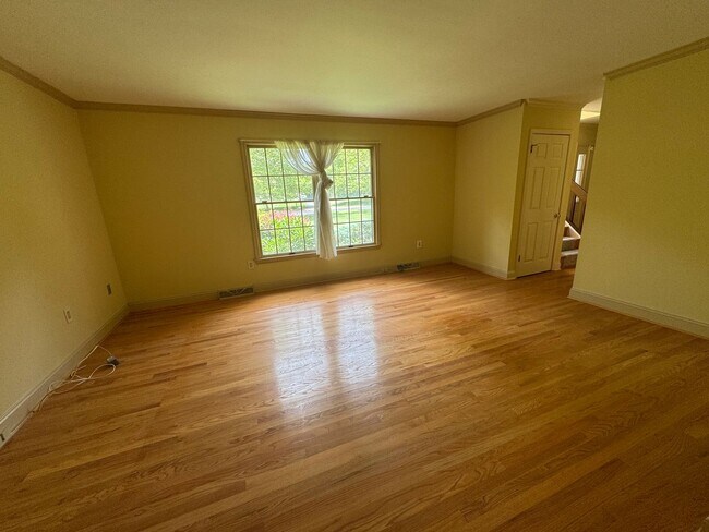 Building Photo - 102 Ravenwood Pl