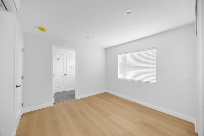 Building Photo - 1603 Vuelta Grande Ave