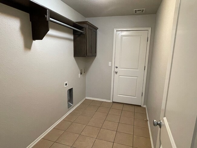 Building Photo - JENKS SCHOOLS - 3 bed with study and formal dining!!