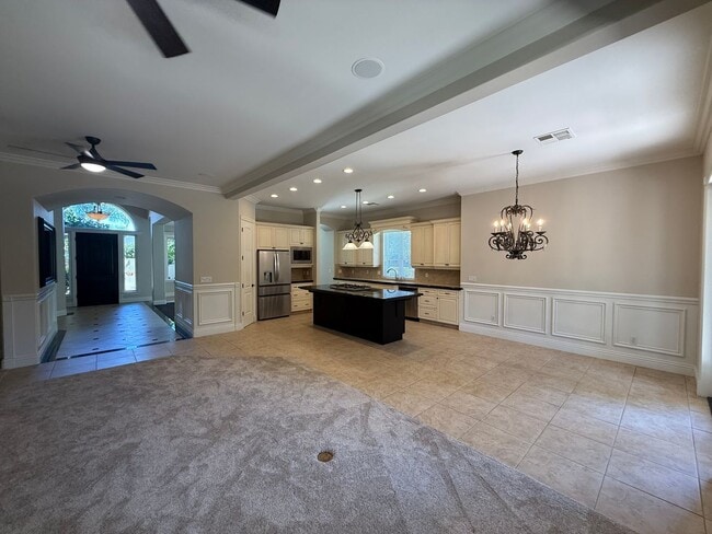 Building Photo - Stunning Seven Oaks Home!
