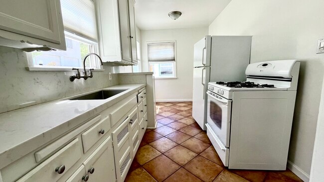 Kitchen - 2934 Rowena Ave
