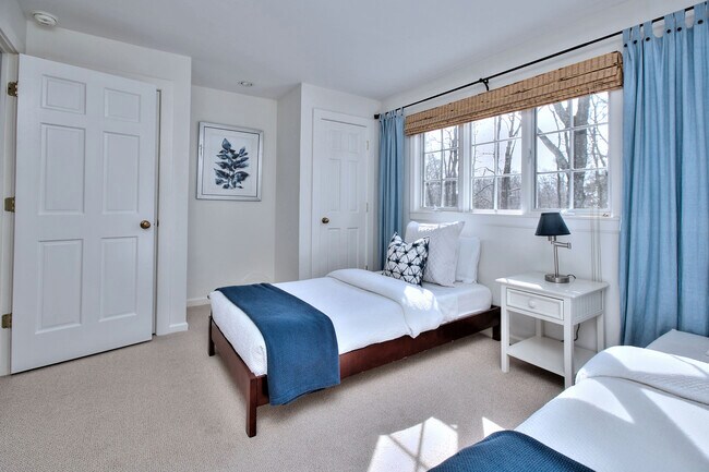 Building Photo - 562 Canoe Hill Rd