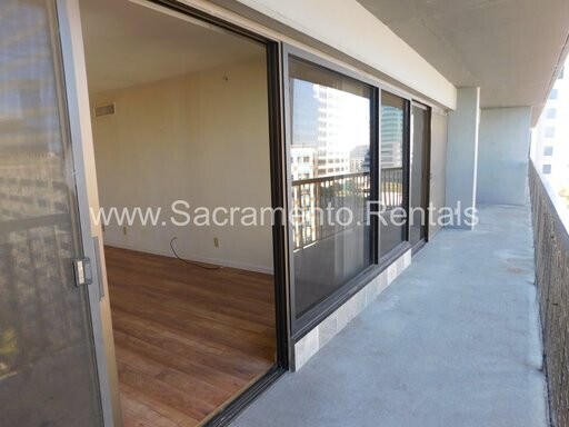 Building Photo - Spacious Updated 2bd/2ba Downtown Condo - ...