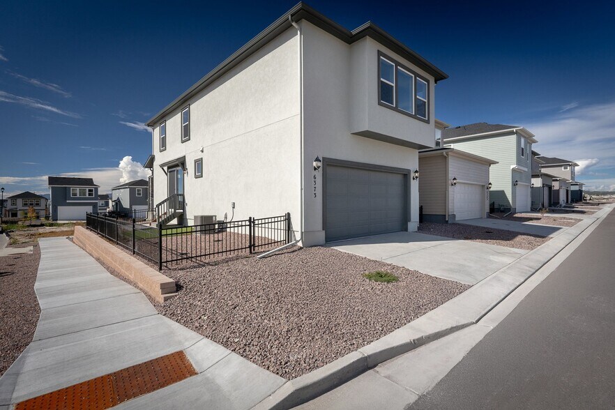 Building Photo - 6373 Scrabble Vw