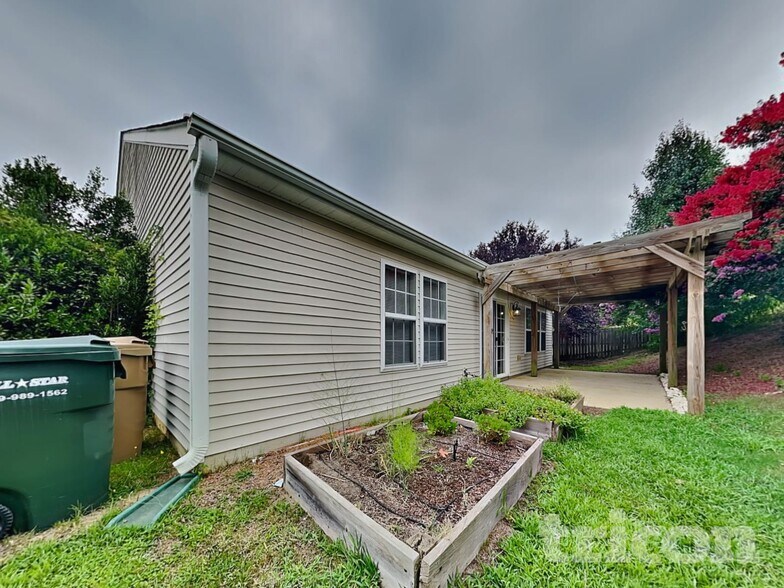 Building Photo - 3009 Softwind Dr