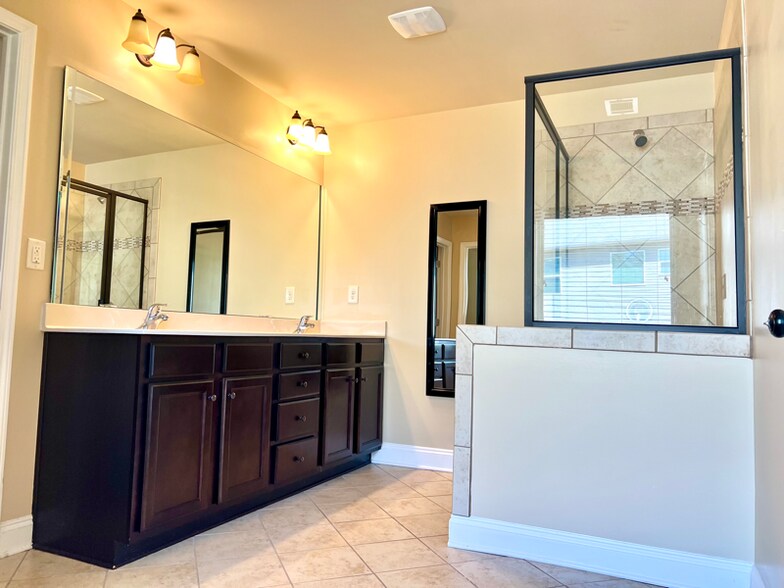 Building Photo - 2742 Misty Ivy Dr