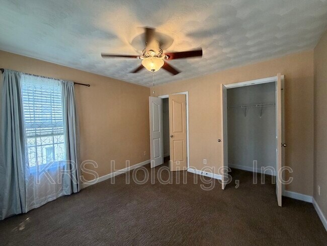 Building Photo - 1129 Hampton Ave