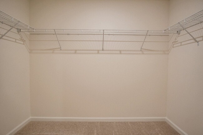 Building Photo - 4-Bedroom Eagles Ridge Rental with Open Floor Plan & Internet Included