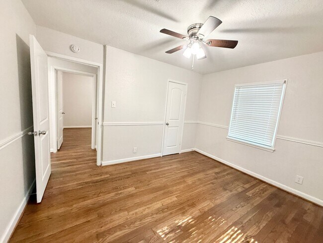 Building Photo - Adorable 3/1/1 Home in Lake Jackson !