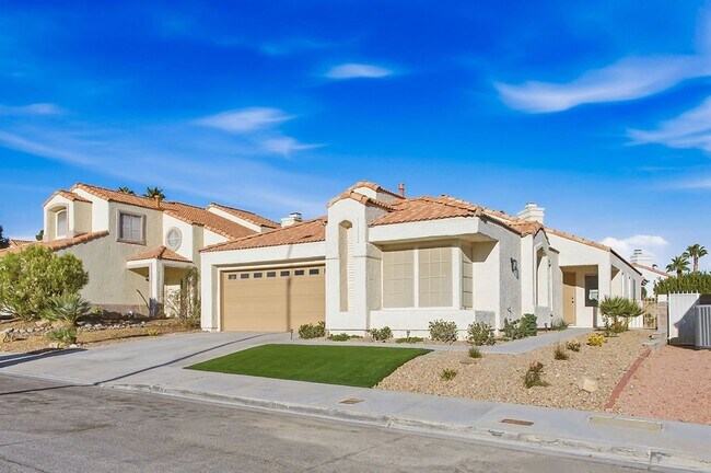 Building Photo - STUNNING DESERT SHORES MINUTES FROM THE LAKES!!!