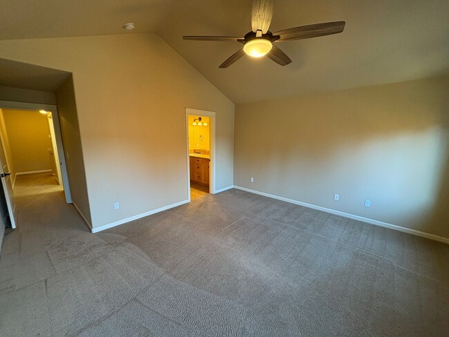 Building Photo - Beautiful 3 Bed/2.5 Bath Townhome in SE Be...