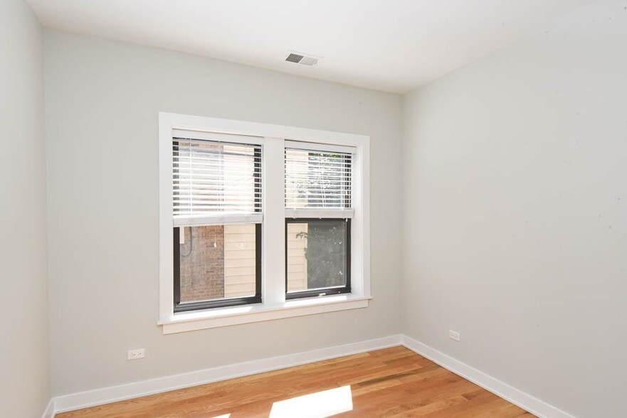 Building Photo - 2210 W Eastwood Ave