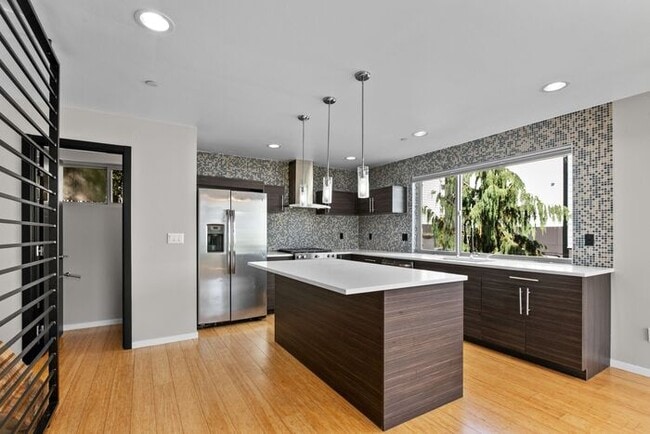 Building Photo - Air Conditioned Judkins Parkside Townhome ...
