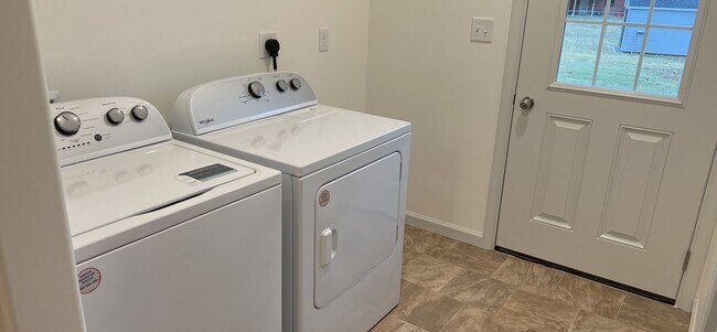 Building Photo - 3 Bedroom 3 Bath House Rental with Basemen...
