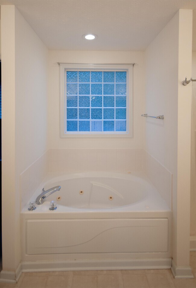 Building Photo - 115 Birdie Ct