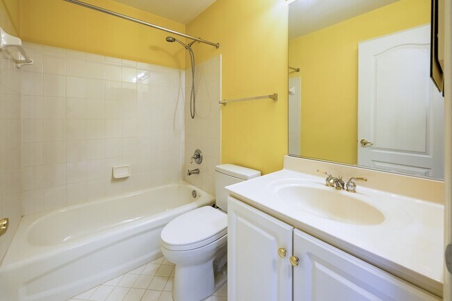 Building Photo - Tower Oaks First-Time Townhome in Rockville is Move-in Ready!
