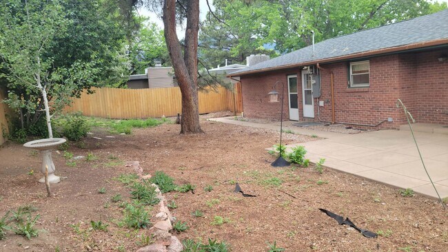 Building Photo - 3 Bed, 3 Bath with Downstairs Kitchenette ...